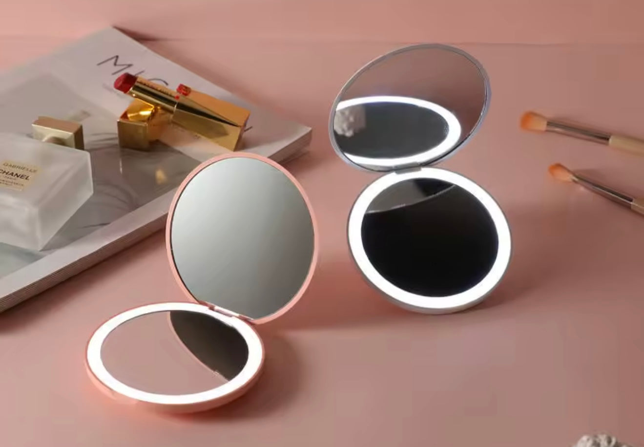 Blå spegel med lampa